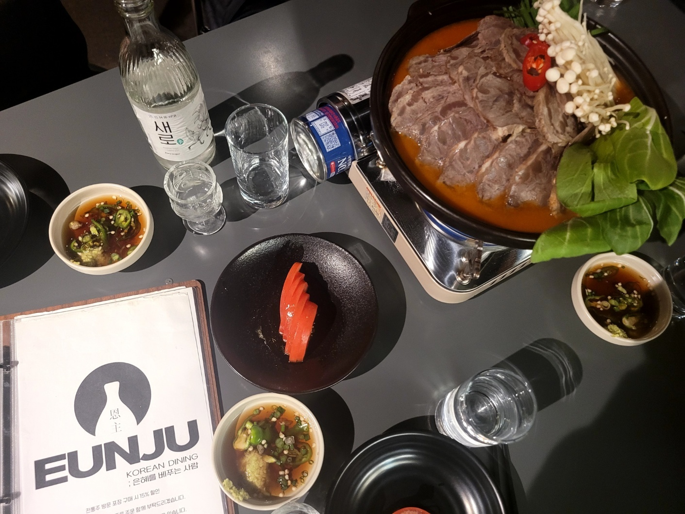 한상 가득 차려진 은주의 먹거리들