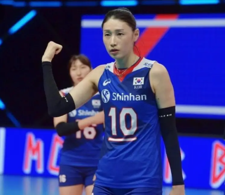 파란옷을 입고 오른손 주먹을 불끈 쥔채 화이팅하는 김연경