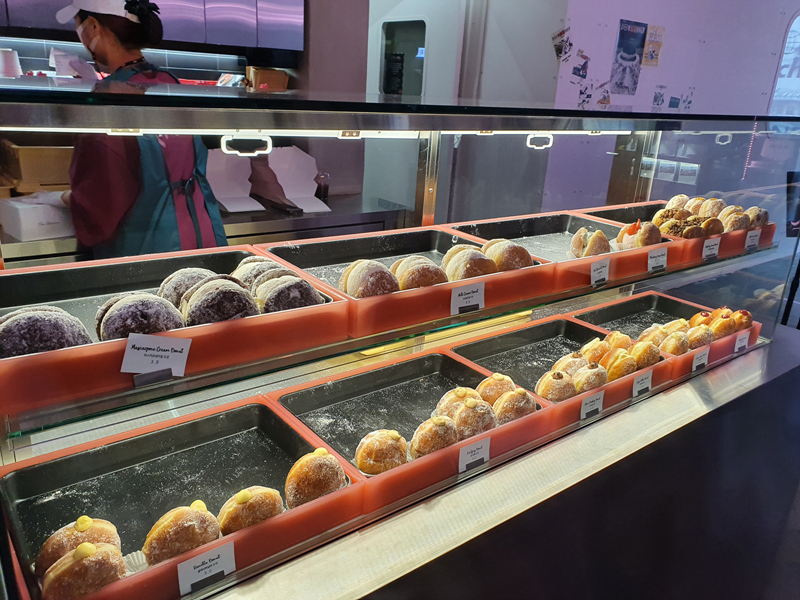 진열되어-있는-도넛