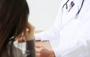 의사에게 상담하는 여성