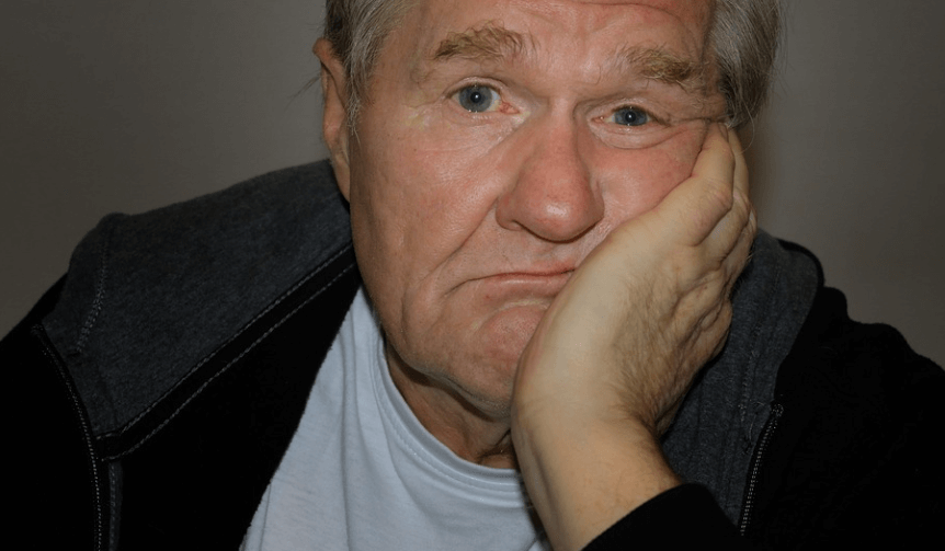 딸꾹질 멈추는 방법으로 숨을 참고 있는 노인