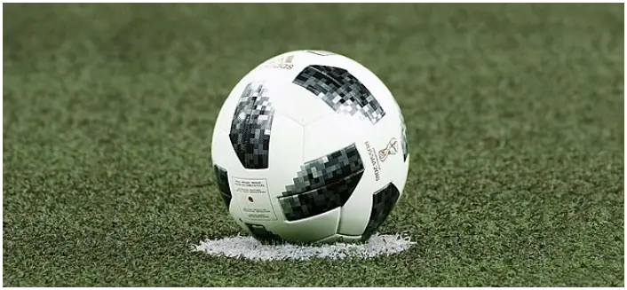 축구장 필드 위에 있는 축구공 사진입니다.