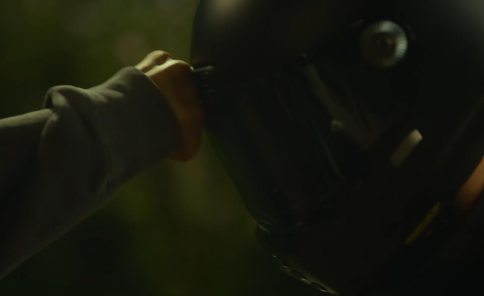 검은 헬멧의 남자에게 펀치를 날리는 귀주