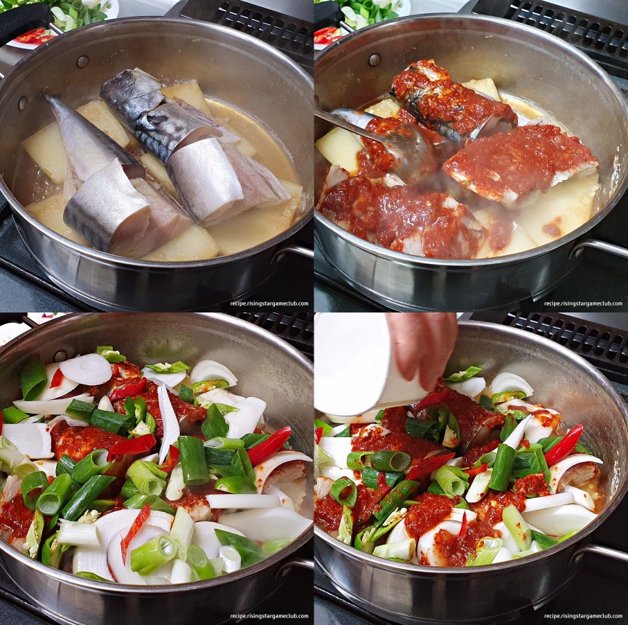 고등어무조림에 들어갈 재료(고등어, 양념, 야채, 물)를 냄비에 넣는 사진