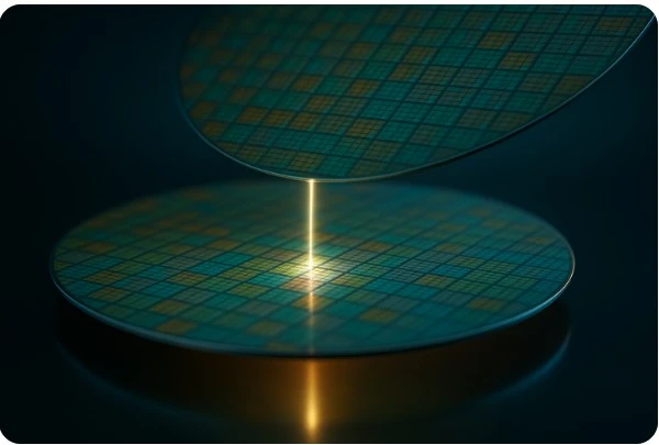 두 개의 반도체 웨이퍼가 맞붙는 하이브리드 본딩 장면