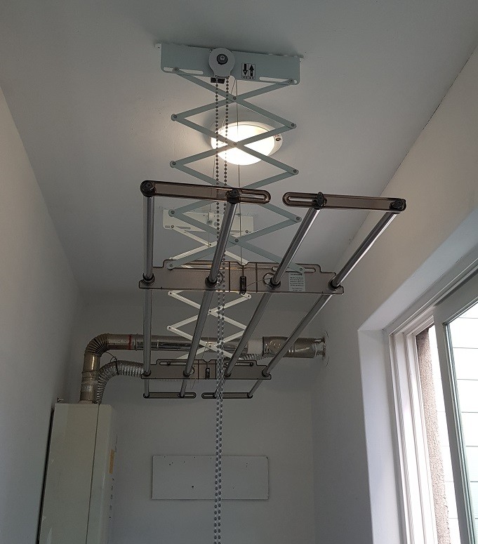 쉐어하우스 세탁실 천장에 전동 드릴로 직접 설치한 튼튼한 스테인리스 빨래 건조대