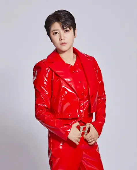 한일가왕전-붉은 상하 바지정장을 입은 마이진이 정면을 바라보는 모습