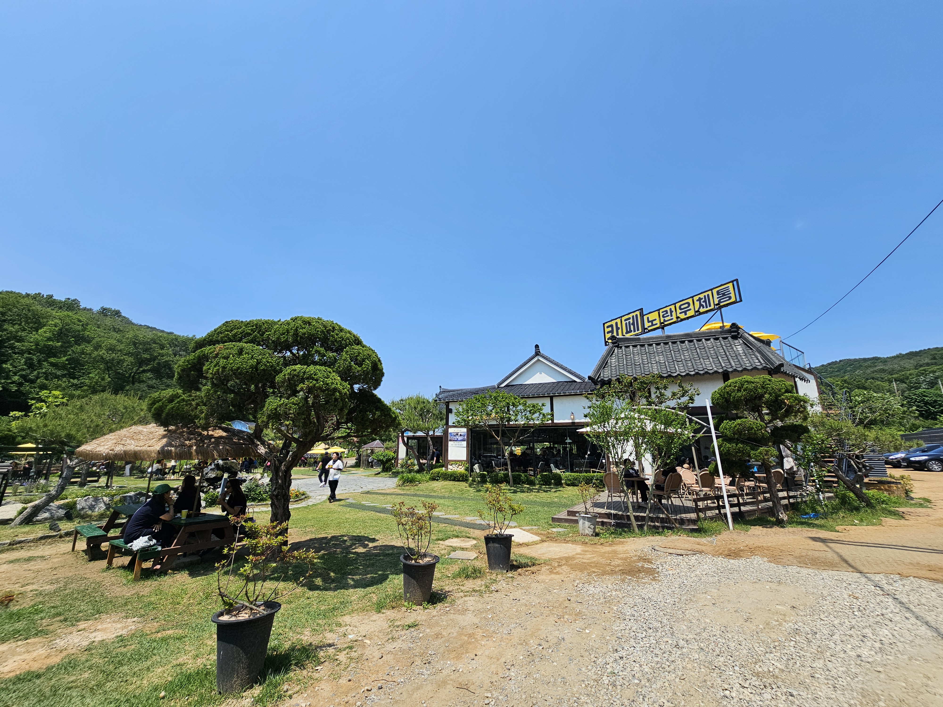 해 질 무렵 정원 전경