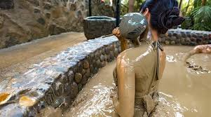 천연 미네랄 진흙에 온몸을 담그고 피로를 날리는 장소