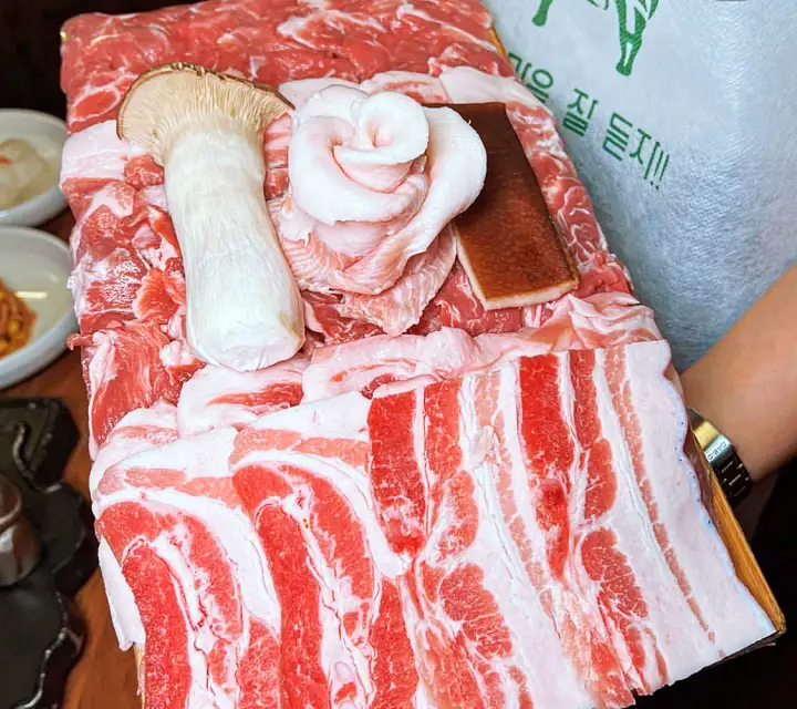줄서는식당 48회 홍수현 제주 흑돼지 냉삼 꽃치마살 관자 구이 순두부찌개 비빔칼제비 강남 압구정 고기집 맛집
