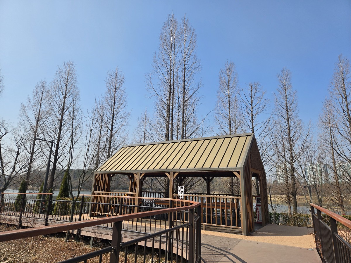 식물원 외부 쉼터