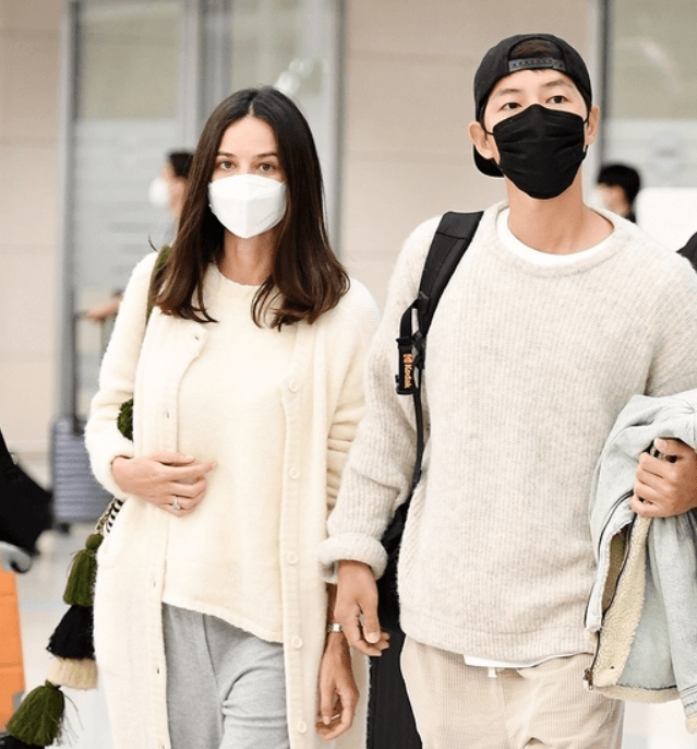 케이티와-송중기-입국-사진
