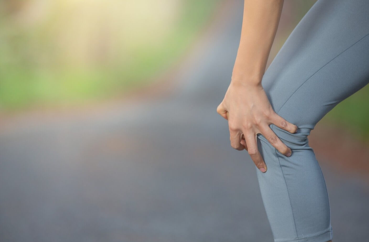 무릎을 잡고 있는 모습