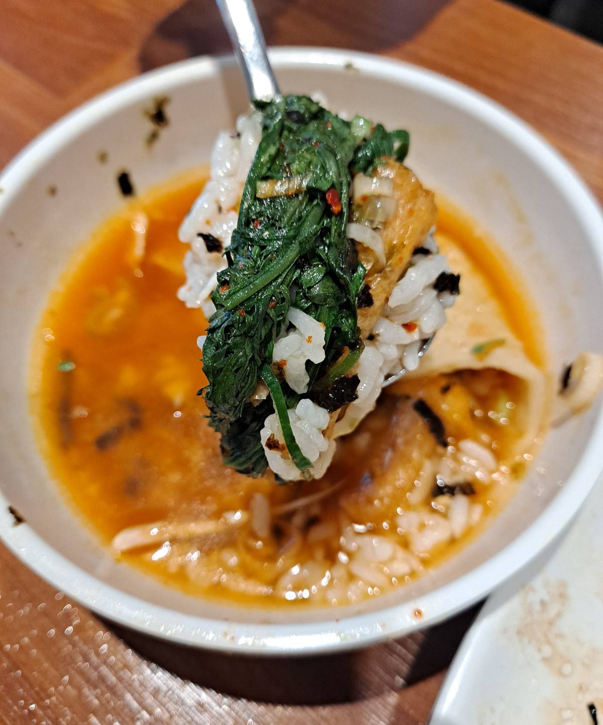 밥 한숟가락 크게 뜨다