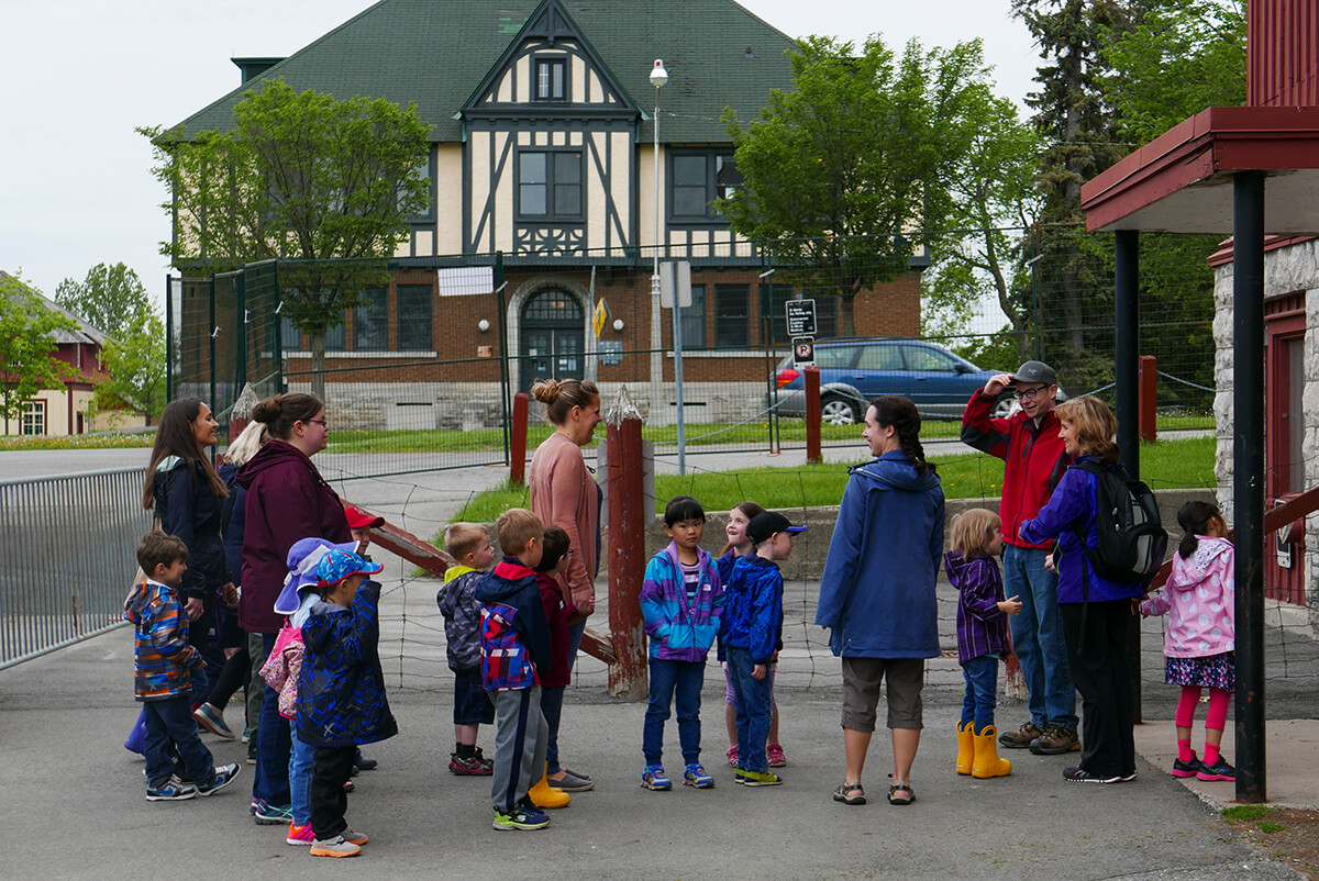 어린이 방문객들