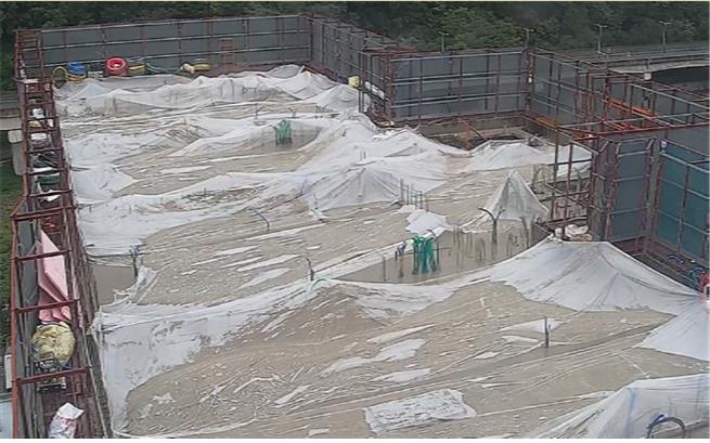 콘크리트 타설 부위에 비닐을 설치한 모습