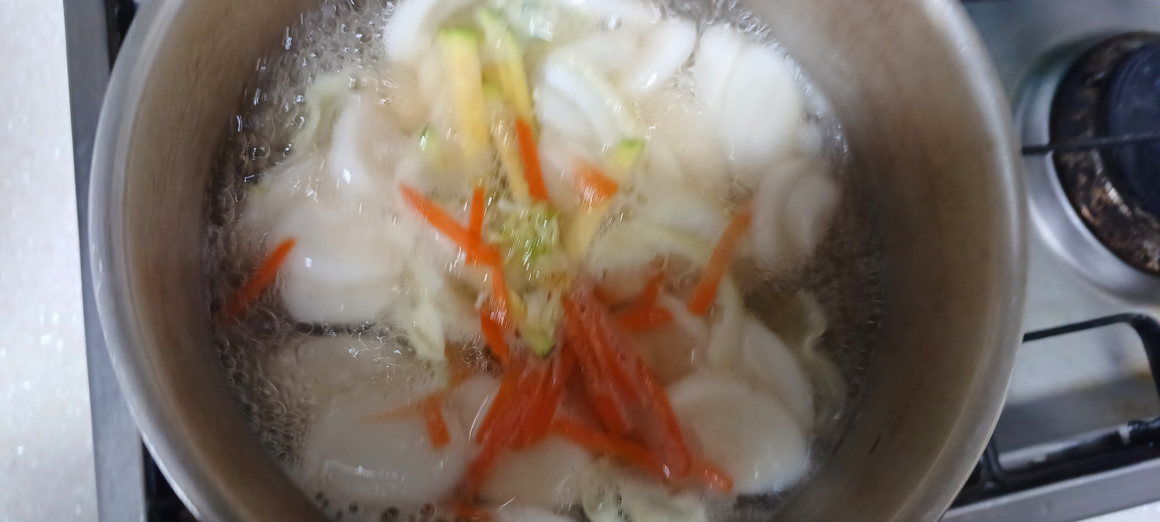 야채와 다진 마늘 넣고 끓이기