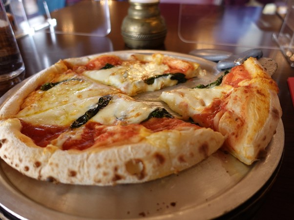 동그란 판 위에 피자가 6등분으로 잘려져 있다.