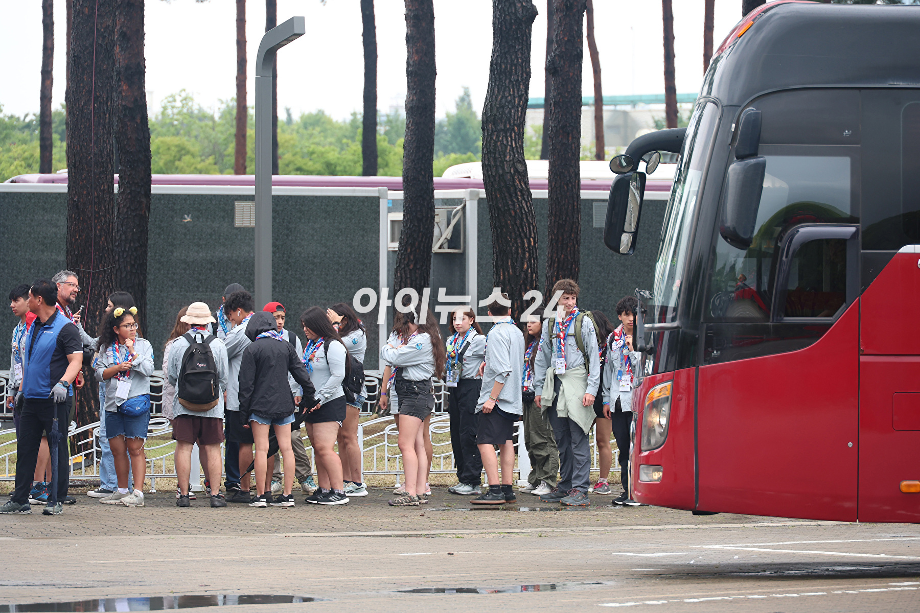 11일 오후 서울 마포구 상암동 서울월드컵경기장에 2023 새만금 세계스카우트 잼버리 폐영식에 참가하는 각국 스카우트 대원들이 도착하고 있다. [사진=사진공동취재단]