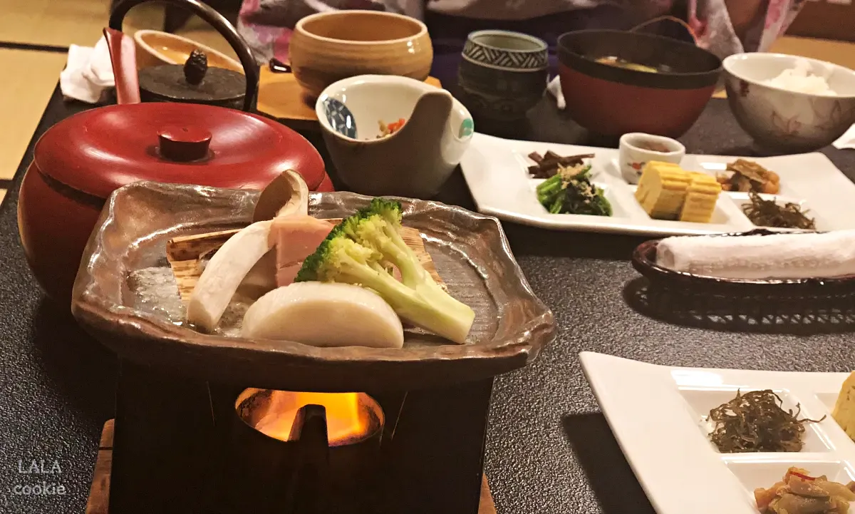 후쿠오카-유후인-료칸-야마다야-조식-반찬-개인화로