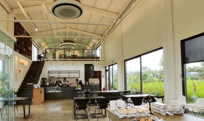 카페 문에서찍은 카페 내부 모습 특별한 장식없이 창을 많이내고 높은 층고가 인상적인 인테리어