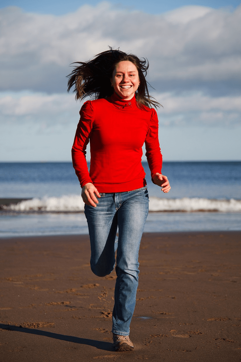 웃으며-달리기하는-여자