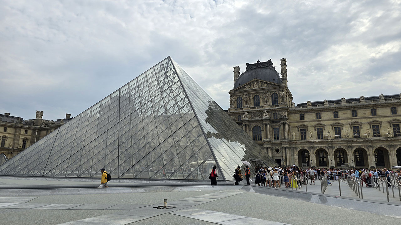 루브르 피라미드