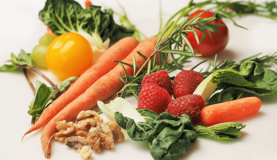 요산 수치 낮추는 법으로 좋은 채소류가 놓여 있다