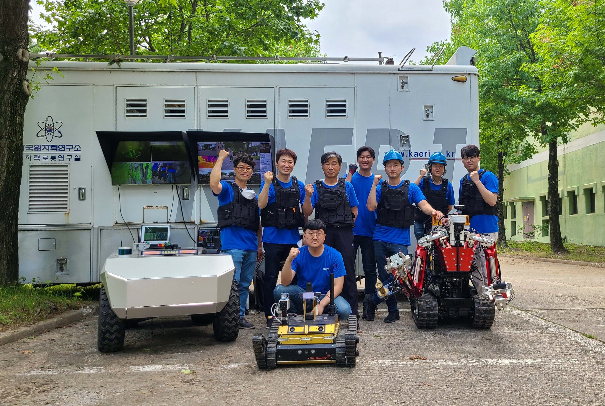 ‘원자력 방재 로봇’ 3총사 (왼쪽부터) 방사선 분포를 측정하고 재난 정보를 전파하는 ‘RAPID’, 실내에 진입해 피해자를 탐색하고 사고 원점 정보를 제공하는 ‘TRAM’, 고하중 양팔로 장애물을 치워 통로를 개척하는 ‘ArmStrong’