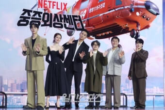 중증외상센터 주인공들이 앞을 보고 포즈를 취하고 있다.