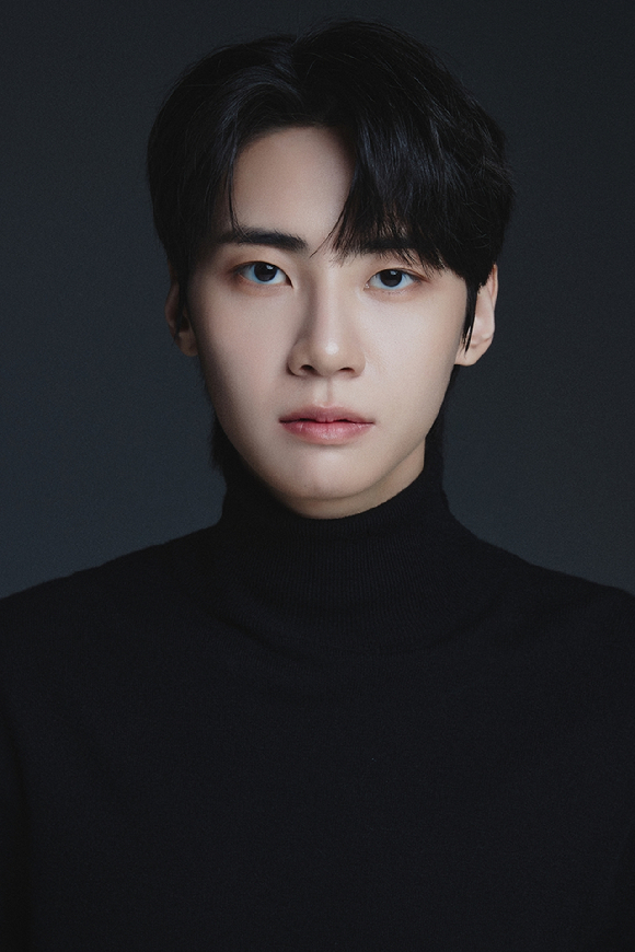가수 겸 배우 이진혁이 선천적 심장 질환으로 병역 면제 판정을 받았다. [사진=빌엔터테인먼트]