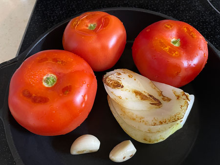 살사소스에 들어갈 토마토, 양파, 마늘 굽기