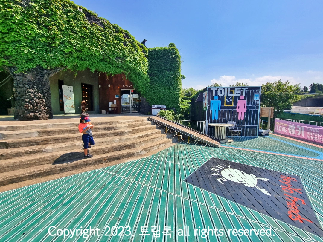 건물 밖 계단을 내려오는 아이와 옆에 화장실