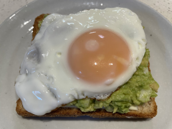 아보카도 요리에 달걀 프라이 반숙 얹기