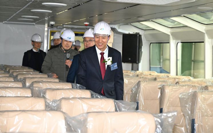 오세훈 서울시장이 25일 경남 사천 은성중공업에서 한강버스 내부를 관람하고 있다.