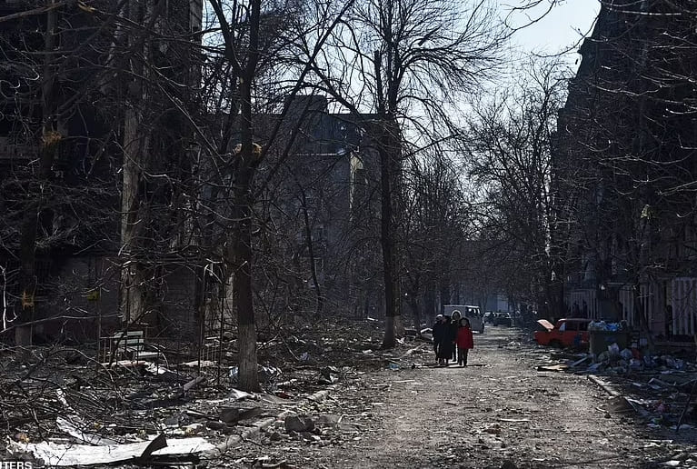 러시아, 우크라이나 항구도시 마리우폴 포위망 좁혀가 VIDEO: Zelensky: 'Mariupol blockade will go down in history of war crimes'
