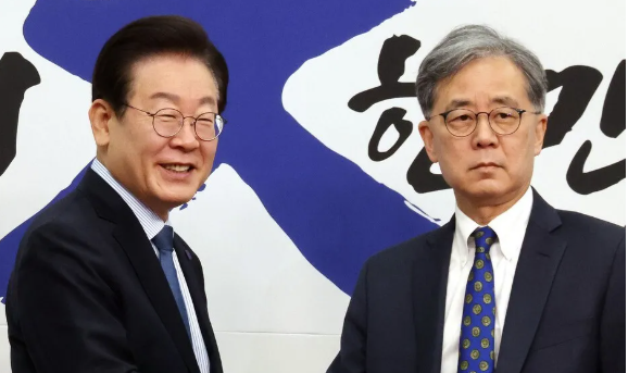 이재명 더불어민주당 대표가 7일 오전 국회에서 열린 최고위원회의에 앞서 김현종 외교안보보좌관 임명장 수여식을 하고 있다