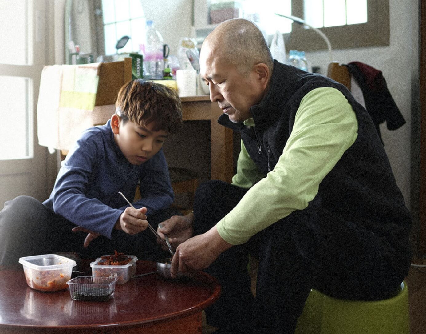 아빠에게 반찬을 덜어주는 명호