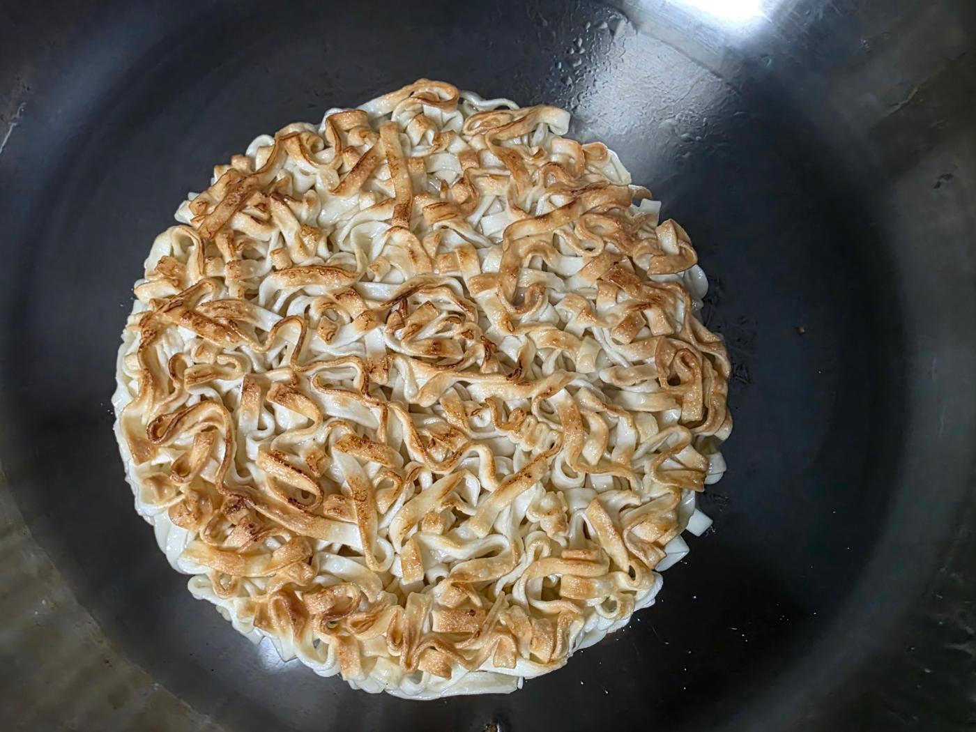 노릇하게 구워진 면 바닥