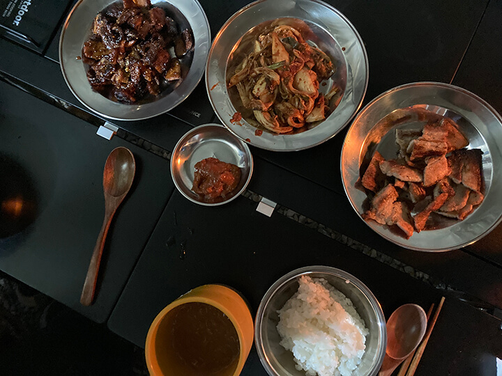 스텐접시에-담긴-여러가지-음식들