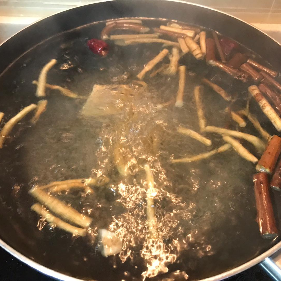 우려진 물 