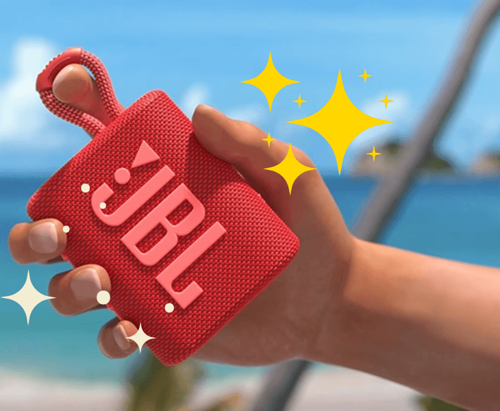 JBL GO3 스피커 빨강을 손가락에 걸어 들고 있다