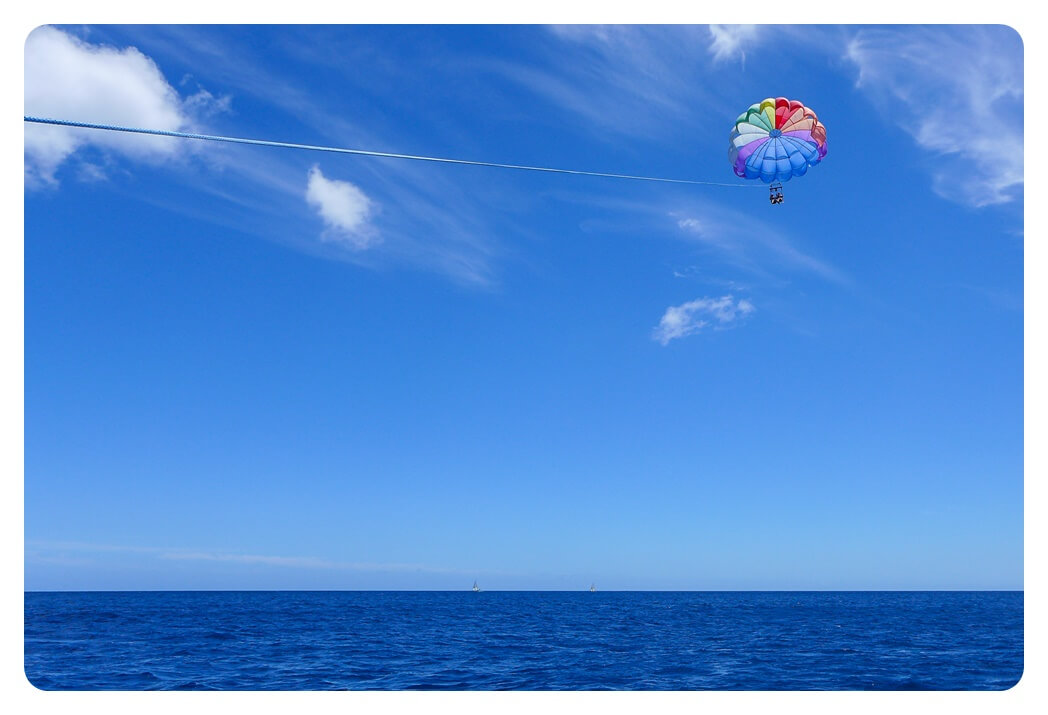 하와이-오아후섬-해변-패러세일링-공중-비행-관광객