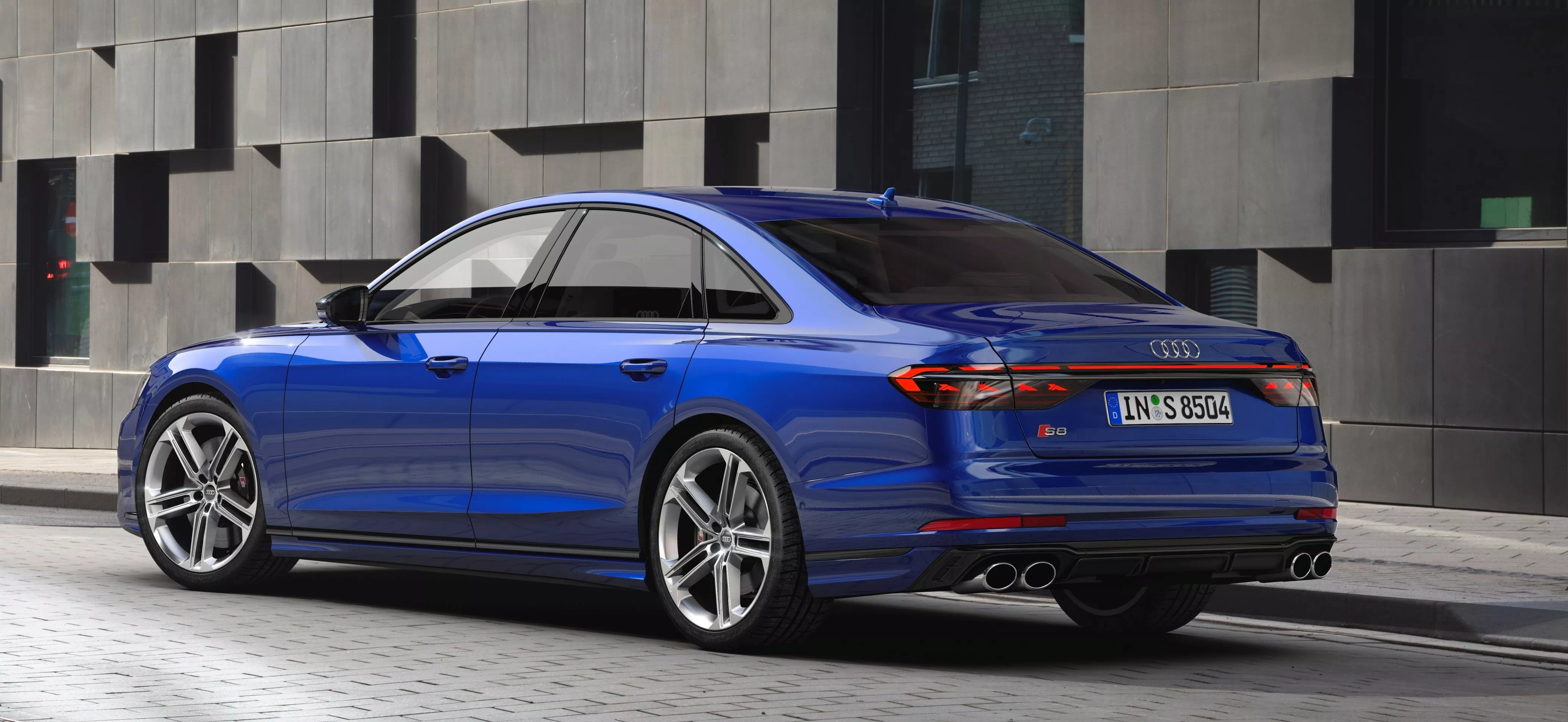 더 뉴 아우디 S8의 뒷모습입니다.