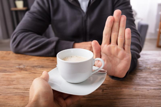 속이-메스꺼운-사람