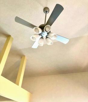 조명이 함께 달려있는 실링팬