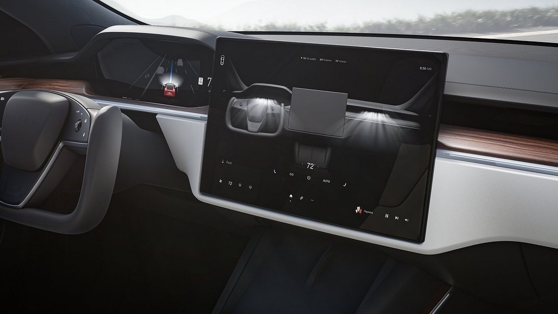 테슬라 모델S 23년형 모델 실내 1열 모니터 사진 출처 다음자동차