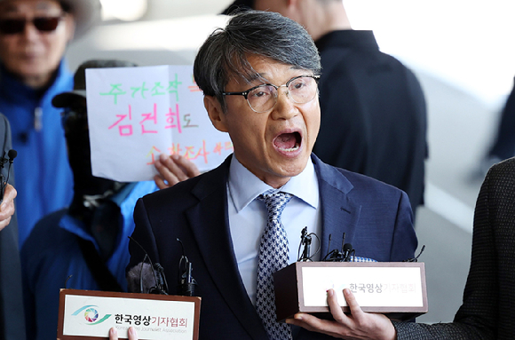 최재영 목사가 13일 오전 서울 서초구 서울중앙지방검찰청에서 '김건희 여사 명품 가방 수수 의혹'과 관련 피의자 신분 조사를 받기 위해 검찰로 들어서며 취재진의 질문에 답변하고 있다. [사진=뉴시스]