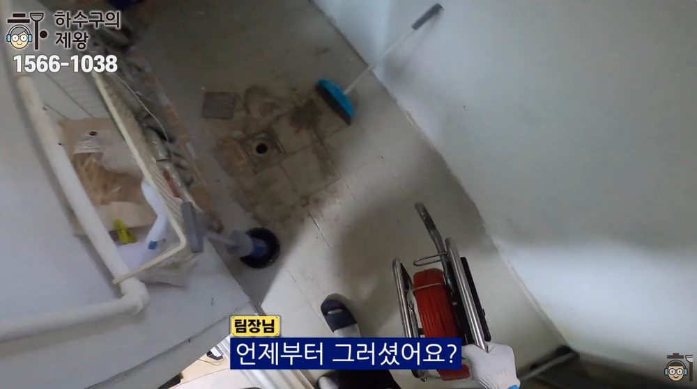 서울 금천구 시흥동 빌라 반지하 세탁실 바닥 배수구에서 물이 역류하는 모습