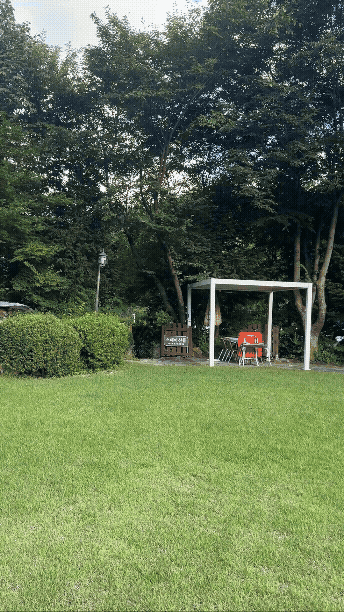 가평 펜션 마당 전경. 푸른 잔디밭과 하얀 그네, 나무들이 어우러져 자연 속 휴식 공간을 보여준다.